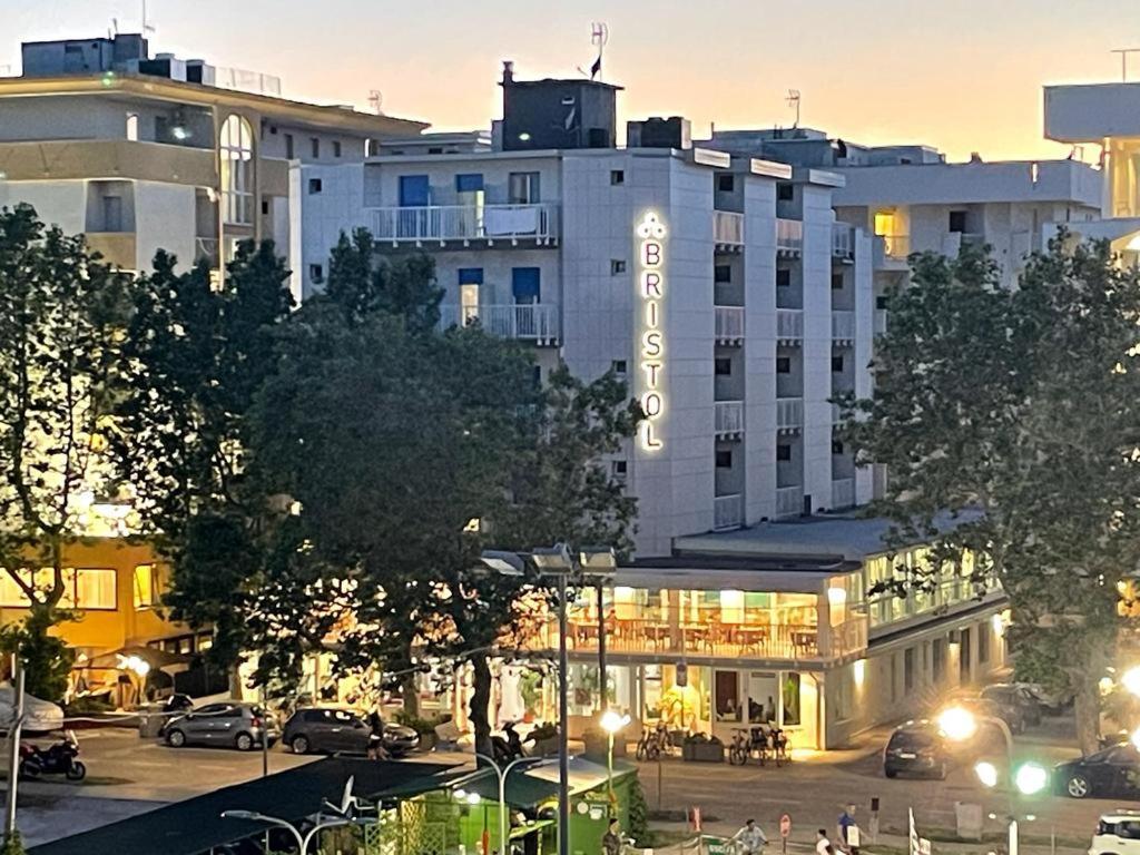 Hotel Bristol - A 30 Mt Dalla Spiaggia Misano Adriatico Exterior foto