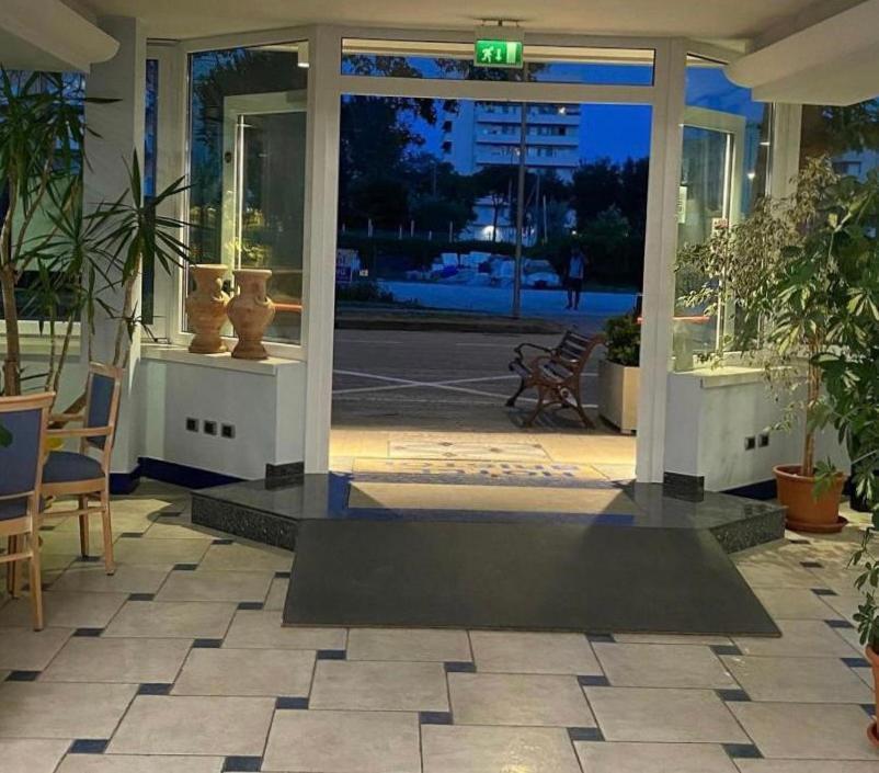 Hotel Bristol - A 30 Mt Dalla Spiaggia Misano Adriatico Exterior foto