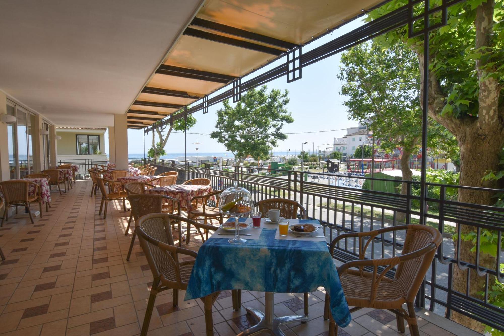 Hotel Bristol - A 30 Mt Dalla Spiaggia Misano Adriatico Exterior foto
