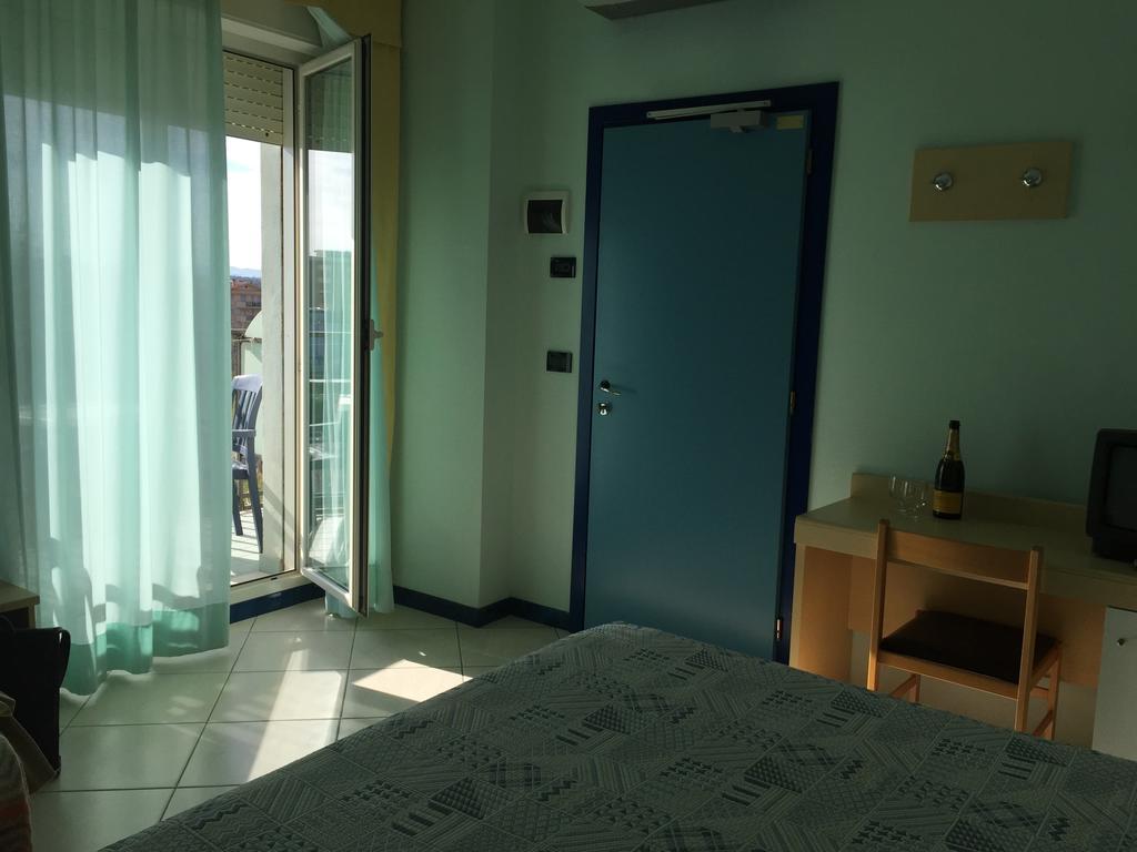 Hotel Bristol - A 30 Mt Dalla Spiaggia Misano Adriatico Cameră foto