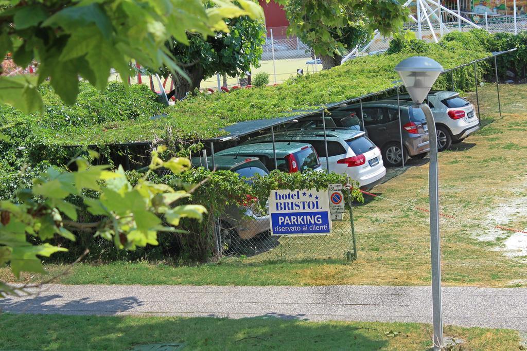 Hotel Bristol - A 30 Mt Dalla Spiaggia Misano Adriatico Exterior foto
