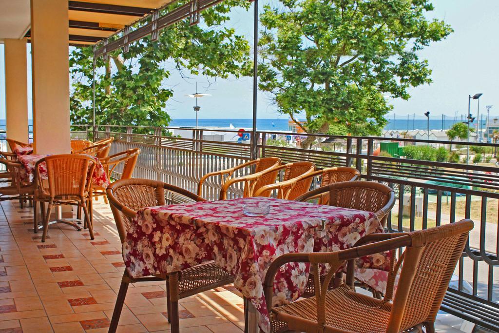 Hotel Bristol - A 30 Mt Dalla Spiaggia Misano Adriatico Exterior foto